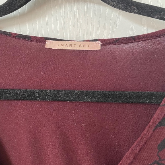 Burgundy flower top - Picture 2 of 3